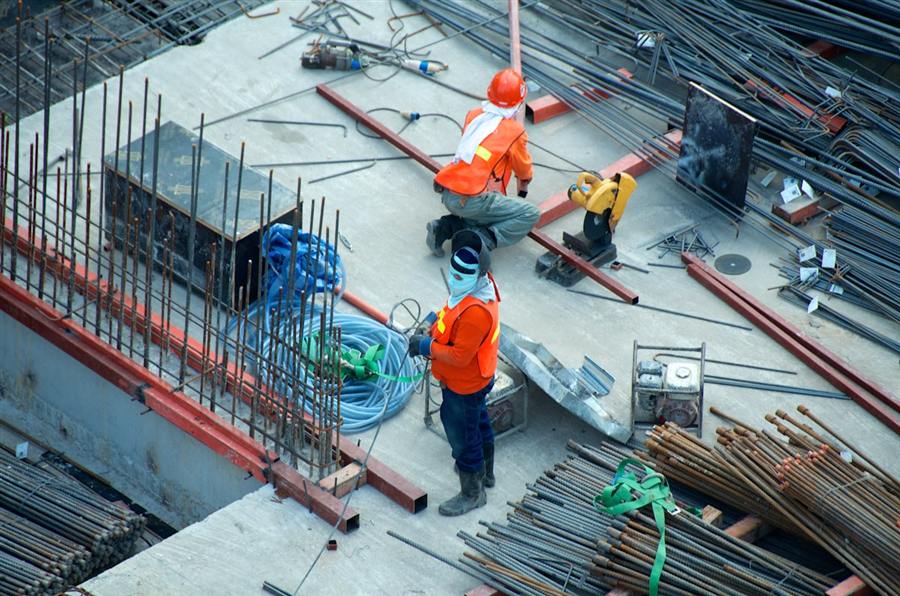 Equipe de construção civil em canteiro de obra