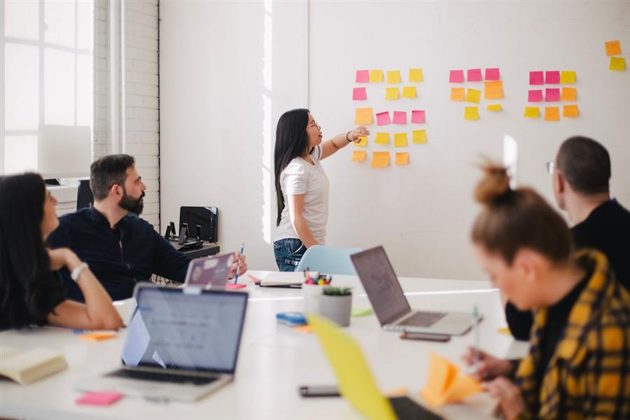 Gerenciamento e acompanhamento de obra em reunião de projeto